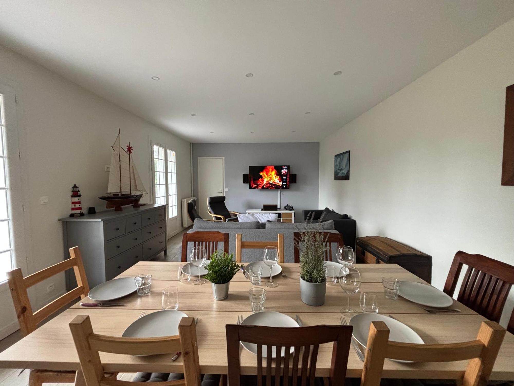 La Fromagerie Maison Lumineuse Et Spacieuse Beau Sejour 5 Ch 2 Wc 1 Sdb Grand Jardin Clos 5Mn A Pied Commerces 10 Mn Plage Omaha Beach Proche Plages Du Debarquement Trevieres エクステリア 写真